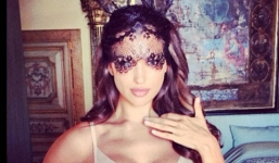 Cô bồ nóng bỏng Irina lại cởi đồ tiếp sức cho Ronaldo