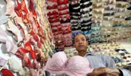 Người đàn ông 'sở hữu' 5.000 áo ngực nữ sinh