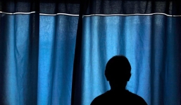 Xem phim khiêu dâm, cậu bé 10 tuổi hãm hiếp bạn cùng lớp