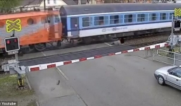 Thoát chết trong gang tấc khi tàu hỏa... xẹt qua gót chân