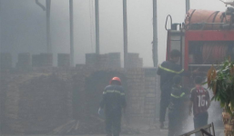 Xưởng gỗ cháy lớn lúc rạng sáng