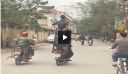 Nhóm thanh niên đèo 3 'làm xiếc' giữa Hà Nội