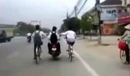 Đùa với tử thần, 4 học sinh 'làm xiếc' điêu luyện trên quốc lộ
