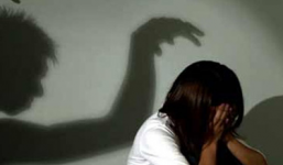 Nữ sinh khai bị hại đời, cả nhà còng tay, đánh 'thủ phạm'