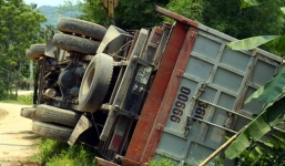 Lật xe, 850 triệu 'chạy rông' ngoài đường