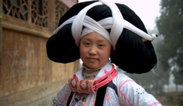 Sốc với những chiếc mũ trang sức làm từ tóc người chết