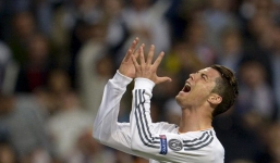 Ronaldo suýt khóc sau pha bỏ lỡ khó tin