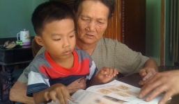 “Thần đồng” 3 tuổi biết đọc sách, nói tiếng Anh