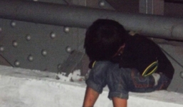 Vở kịch của chú bé khóc vì mất tiền trên cầu lúc nửa đêm