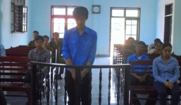 Vợ 'mây mưa' với trai lạ, nam sinh đòi tình địch 8 triệu đồng