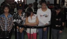 5 thiếu nữ cướp dây chuyền, điện thoại cho vui