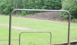 Fan treo cổ trên khung thành sân bóng, bị chó hoang cắn nát