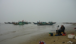 Sóng đánh chìm tàu, 50 ngư dân rơi xuống biển