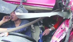 Tai nạn nghiêm trọng, tài xế chỉ cho cứu sau khi gọi cho vợ