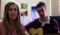 Cô giáo Mỹ cover 'Cầu vồng khuyết' đốn tim dân mạng