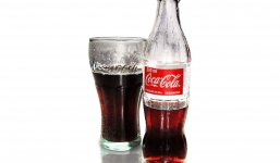 Sự thật kinh hoàng khi uống cocacola và ăn kẹo Mentos cùng một lúc