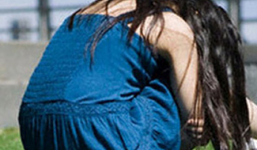 Bé gái 10 tuổi bị hiếp dâm giữa bãi đất trống