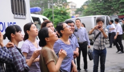 Clip: Vợ Dương Chí Dũng mắt ngấn lệ, hôn gió tiễn chồng về trại giam