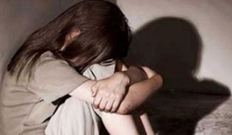 Ép bé gái 'yêu', nếu không sẽ… mách cô giáo