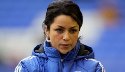 Nữ bác sỹ nóng bỏng của Chelsea khiến cầu thủ thích chấn thương