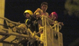 Thanh niên “ngáo đá” uốn éo, làm loạn trên sân thượng khách sạn