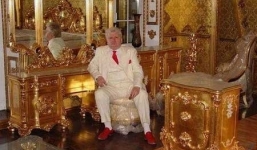 Đại gia khoe nhà dát vàng tuyển vợ