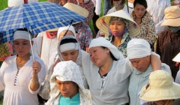 Nỗi lòng người mẹ chứng kiến ô tô 7 chỗ đâm vào con mình