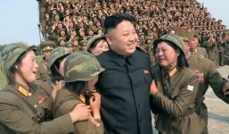 Nữ quân nhân Triều Tiên òa khóc khi gặp Kim Jong-un
