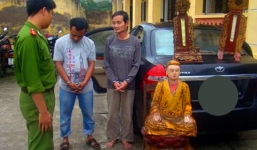 Tượng một nữ tướng bị hai tên trộm phá tan cửa miếu khiêng đi