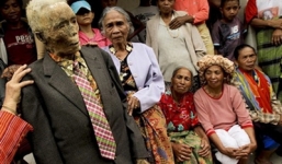 Kinh hoàng xác chết 'đội mồ sống dậy'