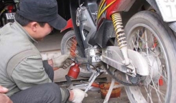 Lật tẩy mánh khóe móc tiền trắng trợn của thợ sửa xe máy