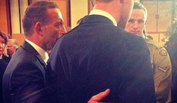 Ôm hoàng tử Anh, Thủ tướng Úc bị tố vi phạm nghi thức hoàng gia