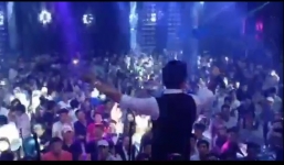 Tuấn Hưng bị hàng trăm fan bao vây 