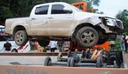 Xe biển số Lào tông CSGT rồi bỏ trốn chứa tài liệu 'mật'