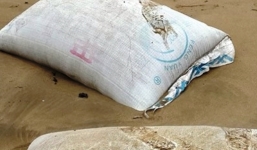 Xác định 'chất độc' trong gần 100 bao tải in chữ Trung Quốc trôi trên biển