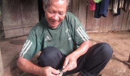 Phong tục kỳ lạ : Chích máu tìm kẻ gian