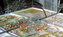 Vác dao vào tiệm vàng, đập vỡ tủ để cướp giữa ban ngày