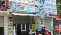 Massage thiếu tiền còn kề dao chủ tiệm cắt tóc cướp 3 triệu đồng