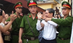 Clip: Vợ chồng Dương Chí Dũng 'mừng ra mặt' khi tòa hoãn tuyên án