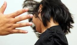 Bé gái 12 tuổi bị mẹ đánh đập dã man vì tung ảnh nóng lên facebook