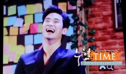 Kim Soo Hyun cười đùa cùng người hâm mộ Indonesia sau khi rời Việt Nam