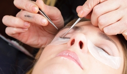 Tác hại khôn lường của việc gắn lông mi giả