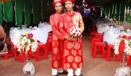 Đông nghẹt người chen nhau xem đám cưới đồng tính