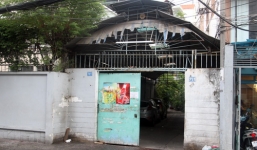 Vây bắt một thanh niên cầm dao cố thủ trong nhà người dân