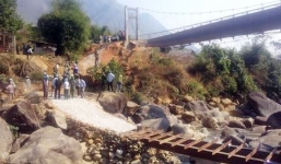 Bản Chu Va 6 bị cô lập hoàn toàn vì lũ cuốn phăng cầu tạm