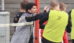 Hai cầu thủ Liverpool đánh nhau trước đại chiến với Chelsea