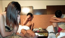 Hai quý ông đi mua dâm bị bắt tại trận khi đang 'mây mưa'