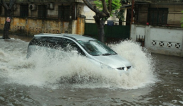 Người Hà Nội 'bì bõm' trên phố sau mưa