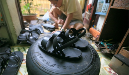 Người đàn ông làm dép bằng lốp