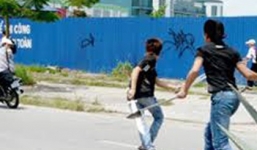 Bị 4 thanh niên truy bắt, vợ chết, chồng bị thương